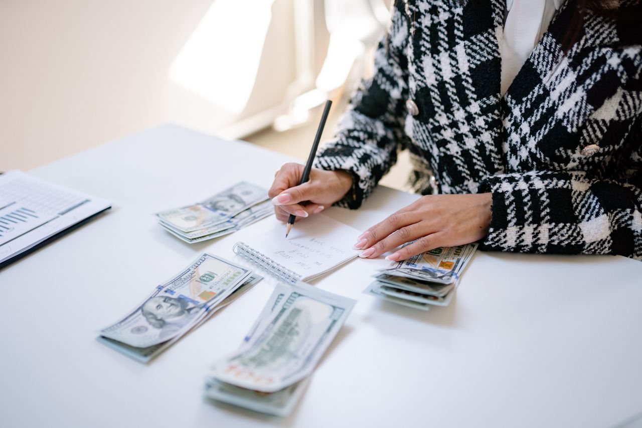 Mujer revisando su plan de gastos y registro de deudas para cambiar su situación financiera