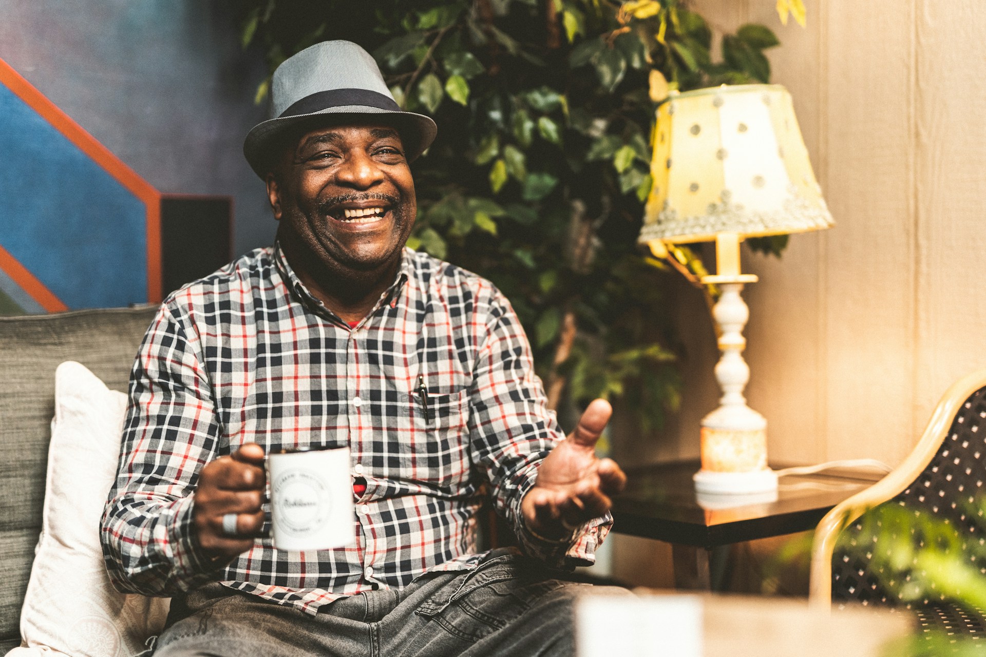 persona mayor feliz tomándose un café porque supo planear su retiro