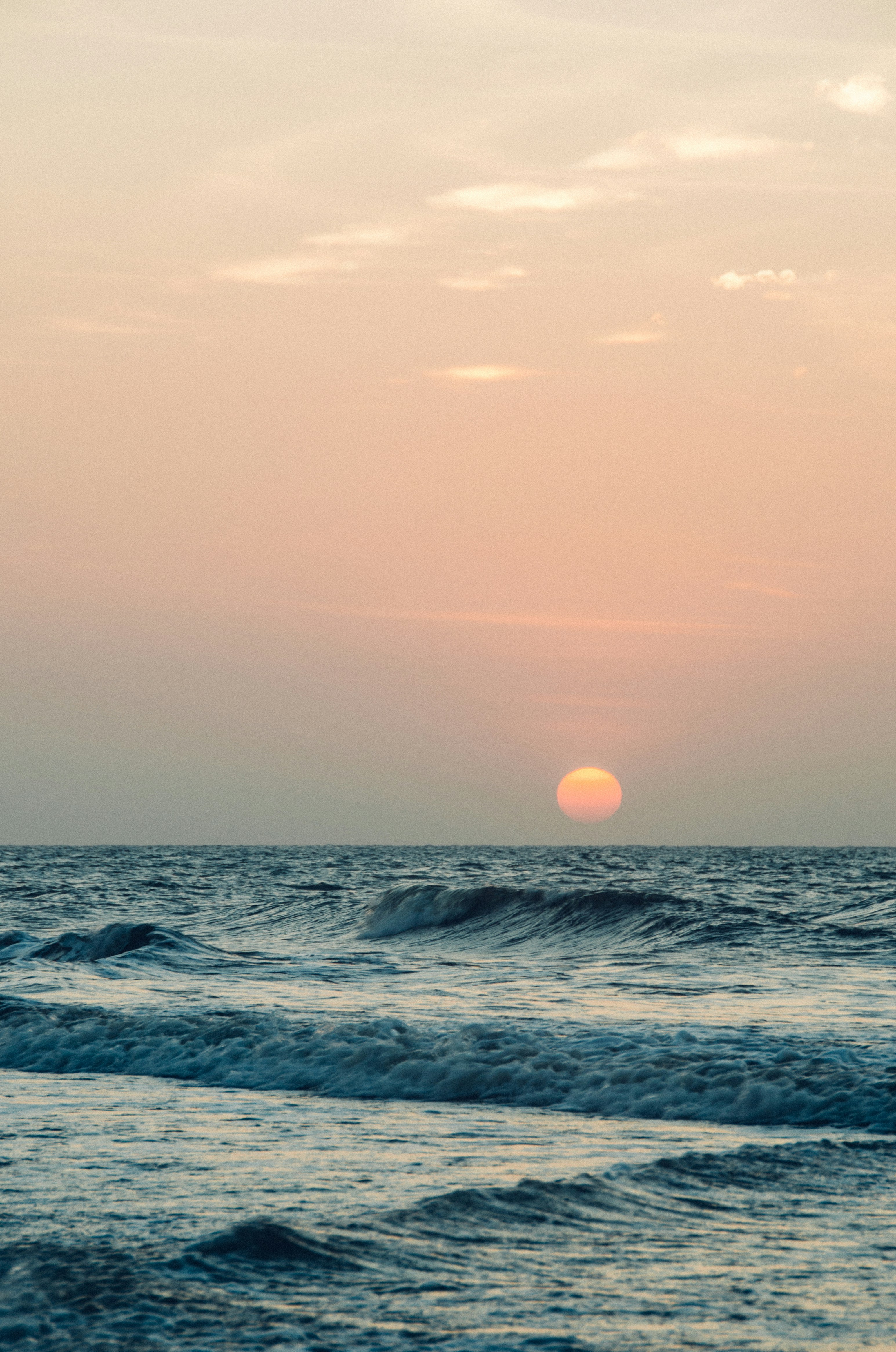 Horizonte marino al atardecer — las inversiones en Afore suben y bajan como las olas, pero el largo plazo siempre gana.