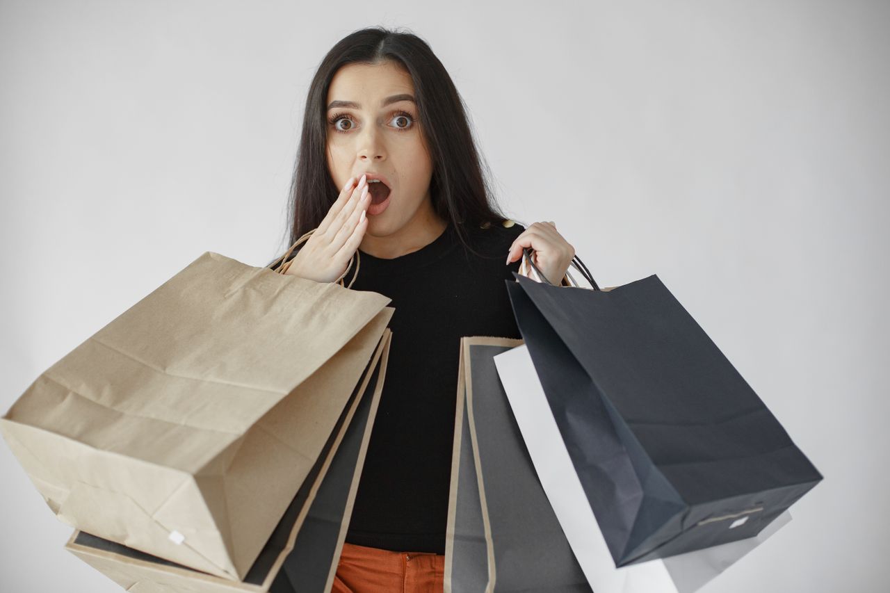 persona preocupada con muchas bolsas.de compra, sintiendo la "cruda", la resaca financiera de El Buen Fin