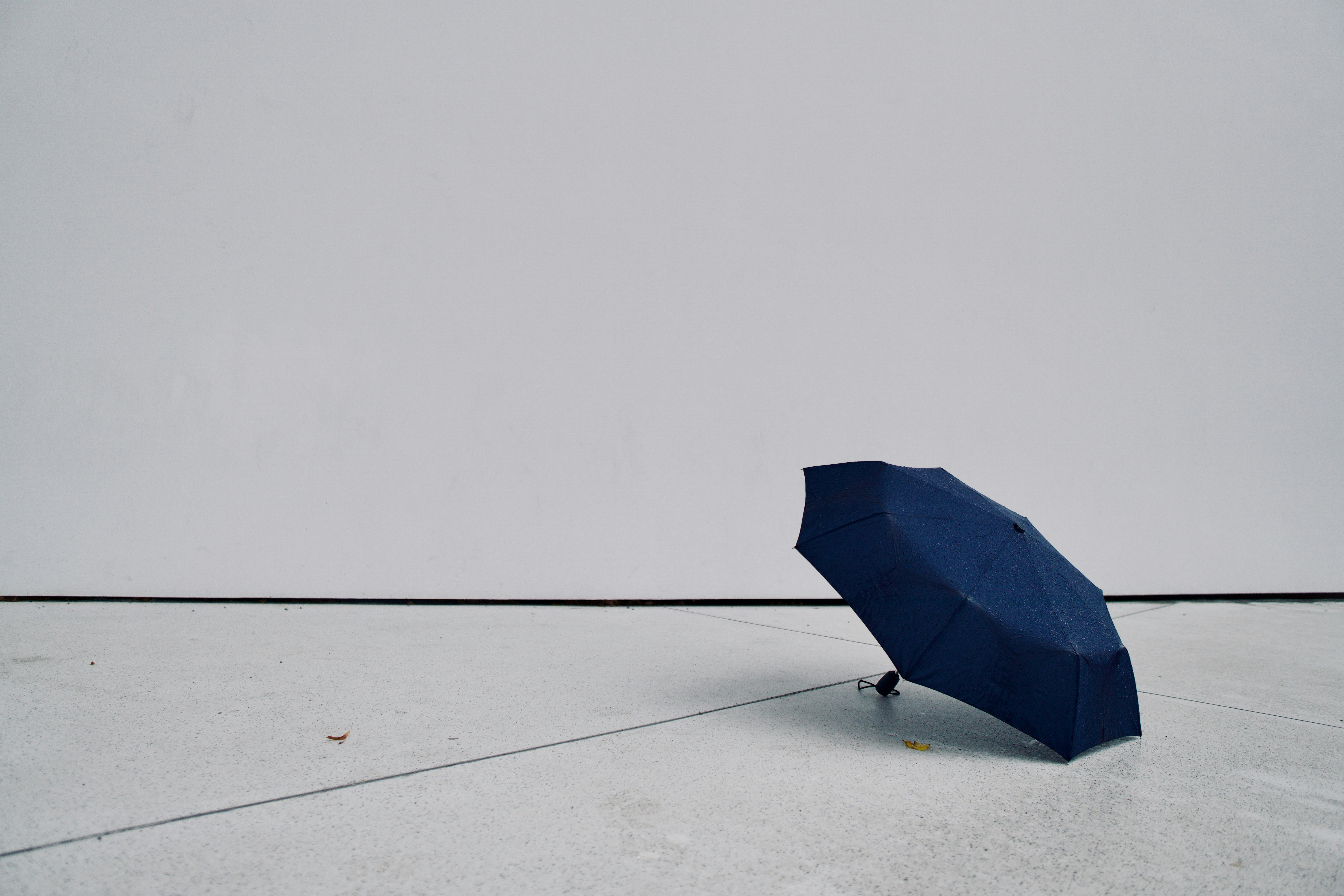 Paraguas abierto sobre fondo claro — los seguros de protección y los de inversión son cosas distintas que conviene no mezclar.